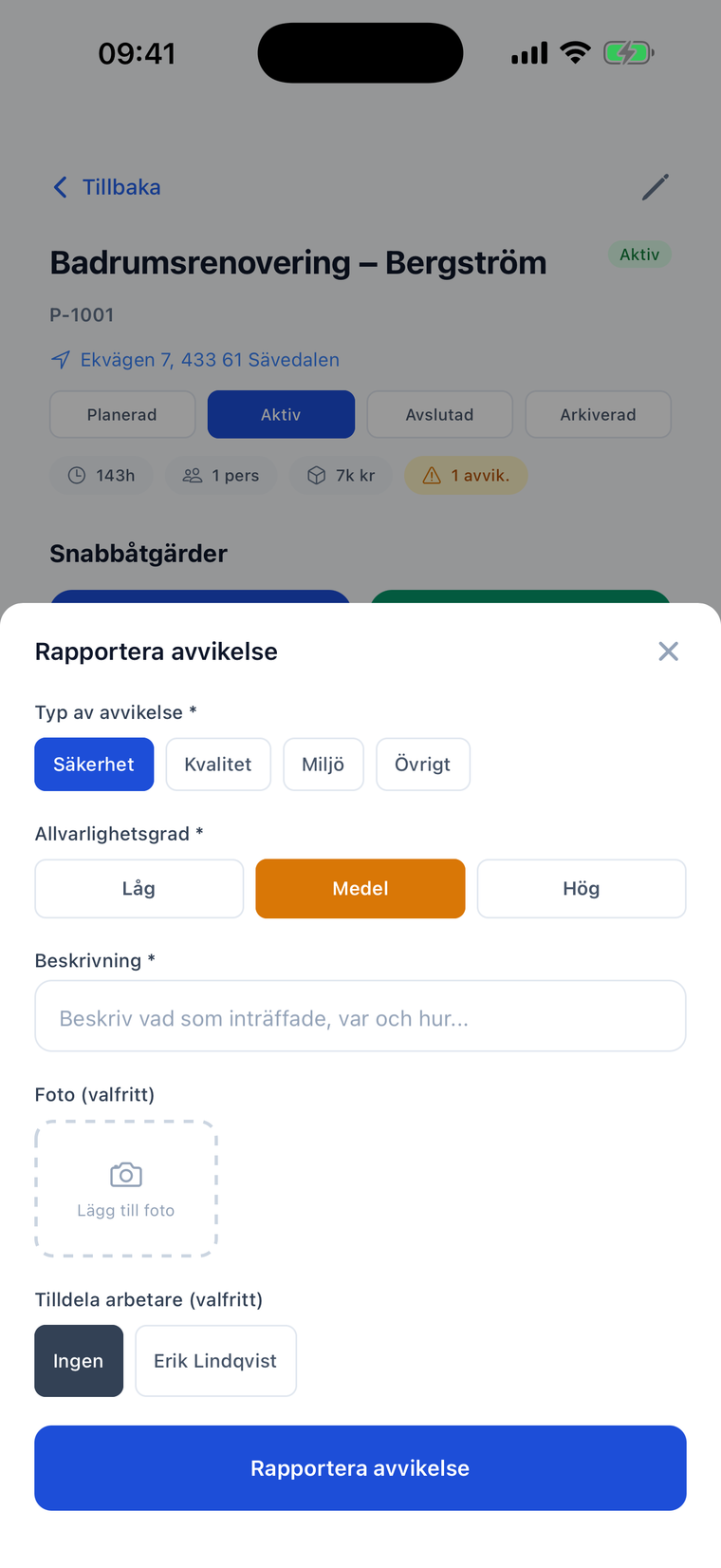 Avvikelserapportering i Crewlog-appen — rapportera avvikelse med typ (säkerhet, kvalitet, miljö), allvarlighetsgrad, beskrivning och foto direkt i mobilen på bygget.