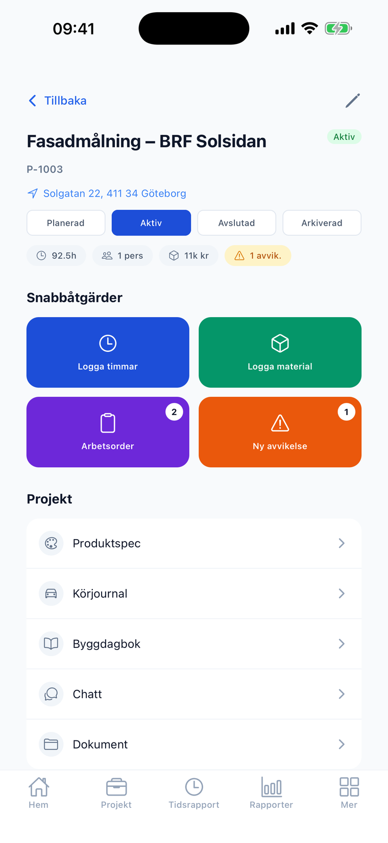 Ett byggprojekt i Crewlog-appen — snabbåtgärder för tid, material, arbetsorder och avvikelser samt produktspecifikation, körjournal, byggdagbok, chatt och dokument samlade per projekt.