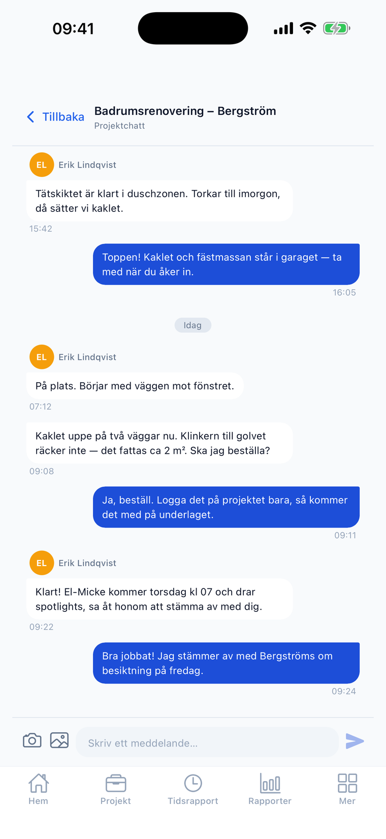 Projektchatten i Crewlog-appen — en byggfirmas admin och snickare stämmer av tätskikt och kakelbeställning i badrumsprojektets egen chatt, dag för dag.