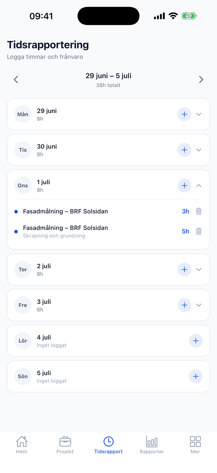 Veckovy i Crewlogs tidrapportering — loggade timmar per dag mot byggprojekt, med expanderad dag som visar projekt och anteckning.